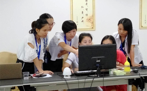  美女們互相交流學(xué)習(xí)，氣氛有點嚴(yán)肅啊