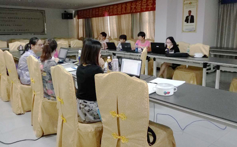  各家的客服美女真是巾幗不讓須眉啊，學(xué)習(xí)工作兩不誤